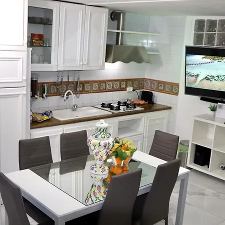 House Relax Centro Di * نابولي