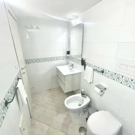 House Relax Centro Di * نابولي